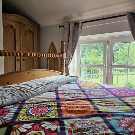 The Cottage Govilon Bagian luar foto