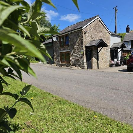 The Cottage Govilon Bagian luar foto