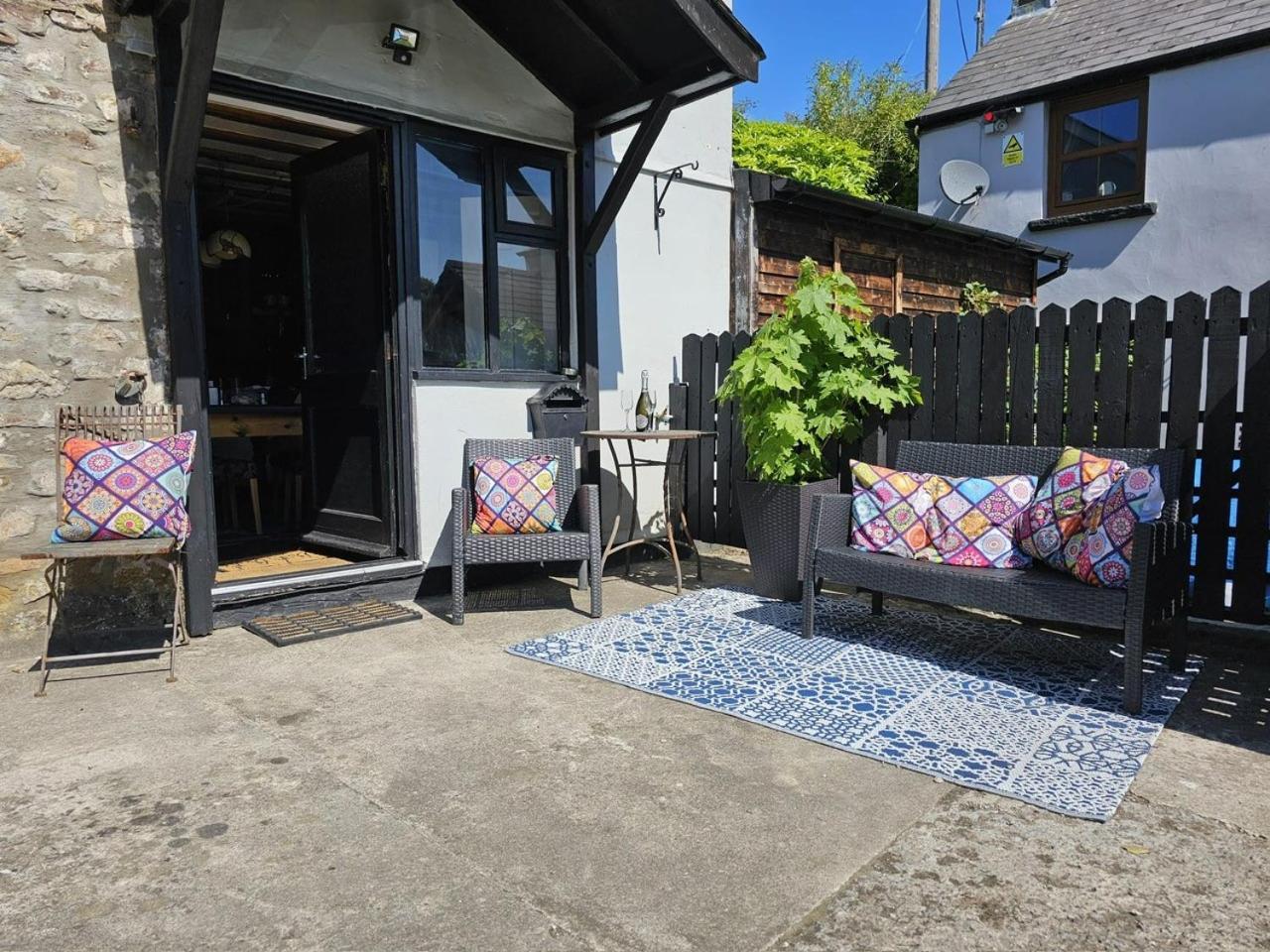 The Cottage Govilon Bagian luar foto